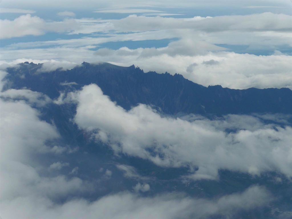 KOTA KINABALU - de berg Mount Kinabalu tijdens de vlucht naar Sandakan