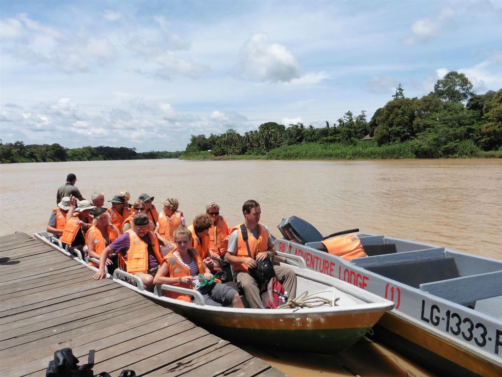 BILIT - groepsleden zitten klaar om over de Kinabatangan rivier naar de Bilit Adventure Lodge gevaren te worden