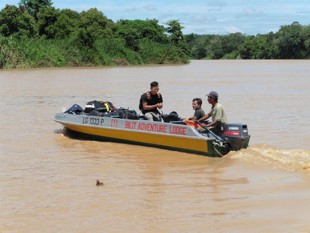 BILIT - de bagage boot die de bagage over de Kinabatangan rivier naar de Bilit Adventure Lodge brengt