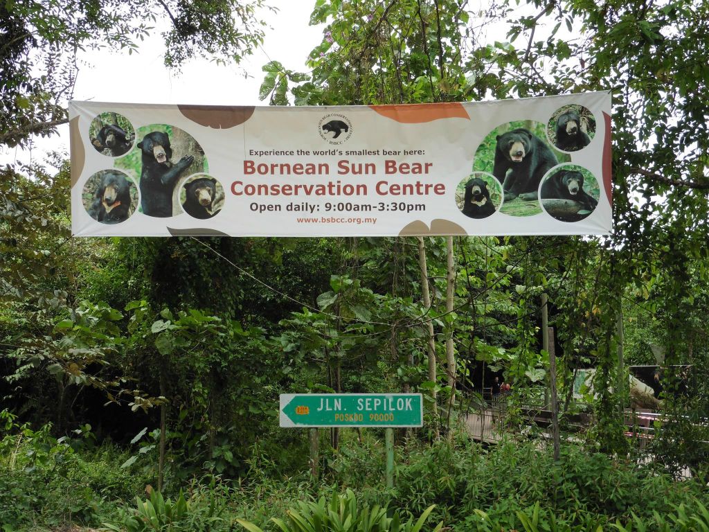 SEPILOK - de toegang naar het Bornean Sun Bear Conservation Centre, een opvangcentrum voor honingberen