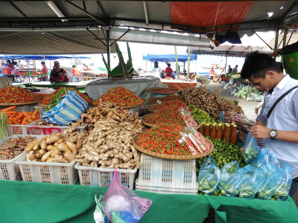 KOTA KINABALU - groenten op de Filipijnse markt