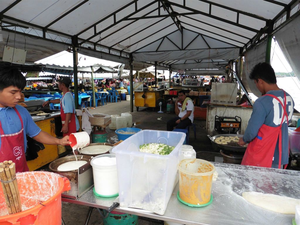 KOTA KINABALU - pannekoeken op de Filipijnse markt