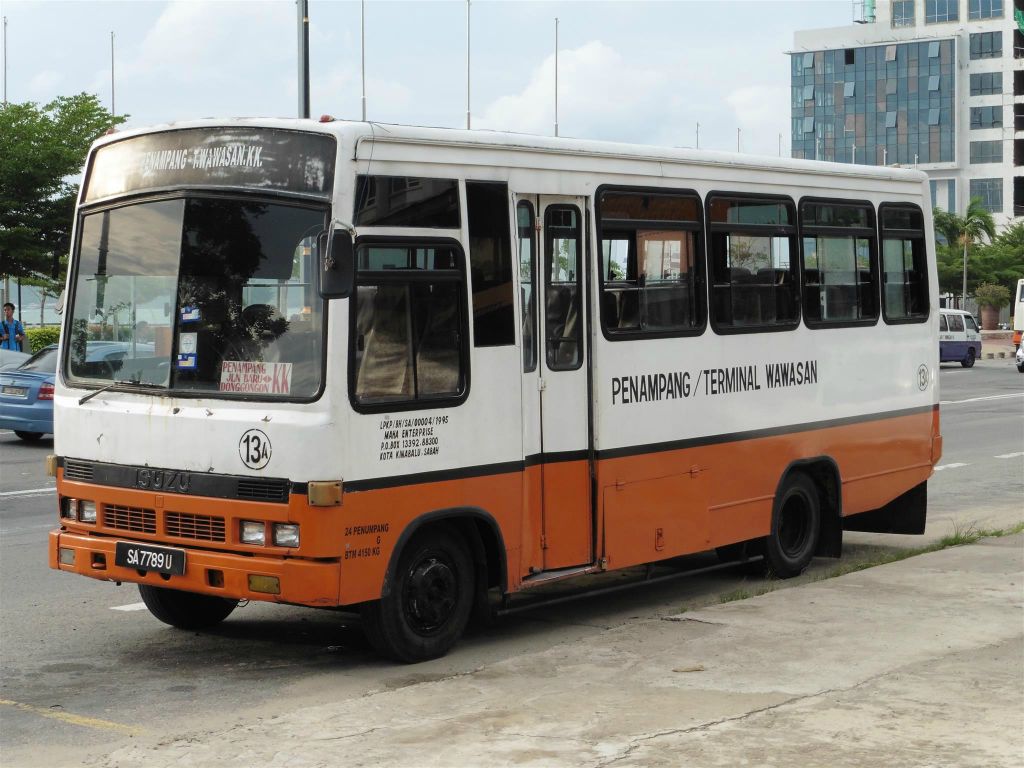 KOTA KINABALU - een stadsbus