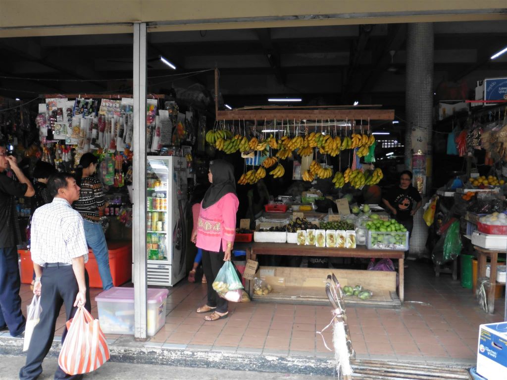 KOTA KINABALU - diverse waren op de centrale markt