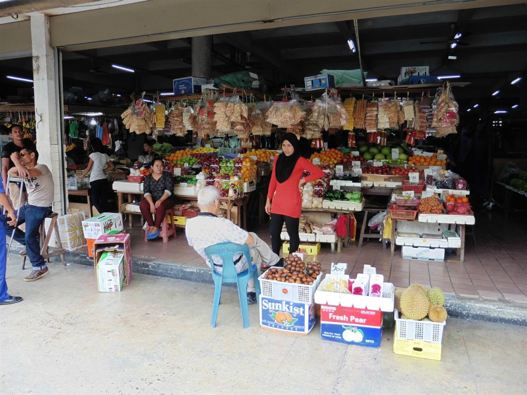 KOTA KINABALU - diverse waren op de centrale markt