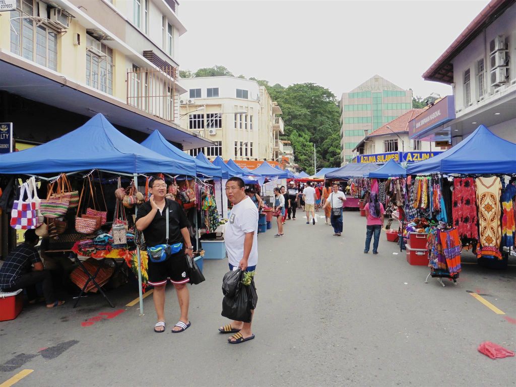 KOTA KINABALU - een gedeelte van de zondagmarkt