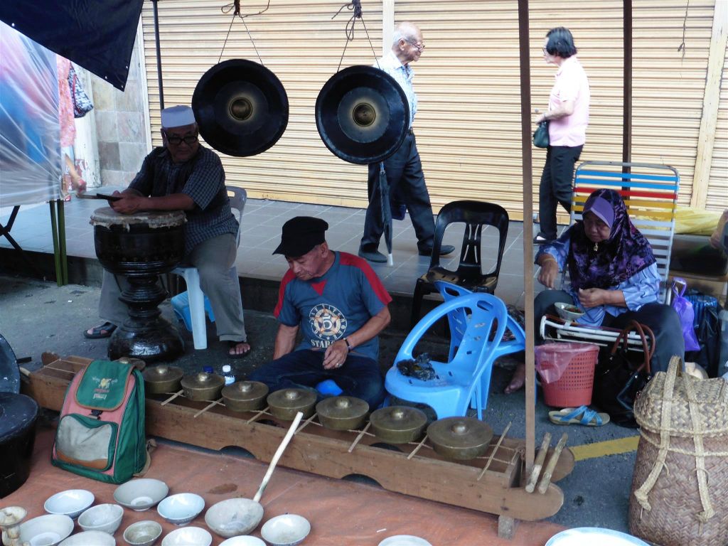 KOTA KINABALU - muzikanten bij de zondagmarkt
