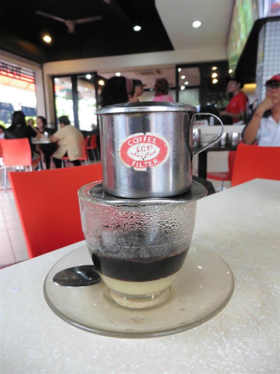 KOTA KINABALU - een vietnamees kopje koffie bij de zondagmarkt