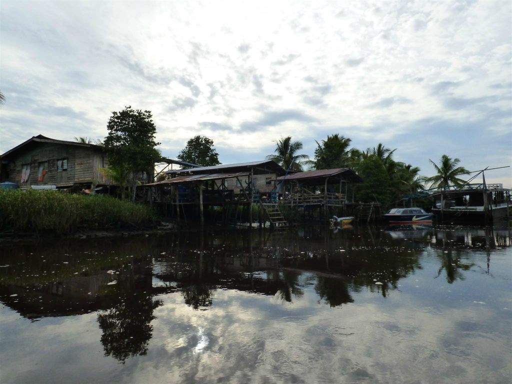 BEAUFORT - enkele huizen langs de Garama rivier