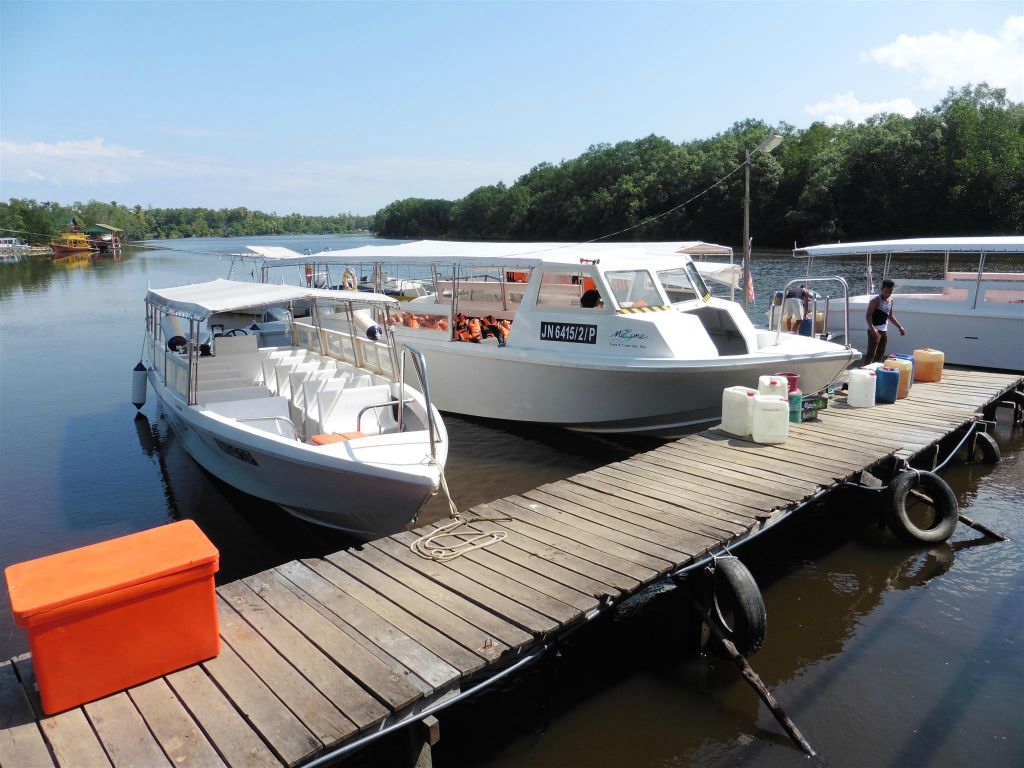 KOTA BELUD - enkele boten bij de boot verzamelplek Kampung Kuala Abai Jetty