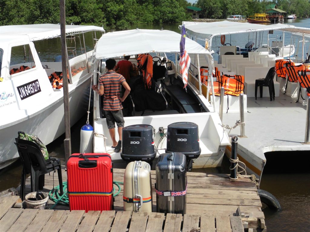 KOTA BELUD - de boot waarmee we naar het eiland Mantanani gaan varen bij de boot verzamelplek Kampung Kuala Abai Jetty