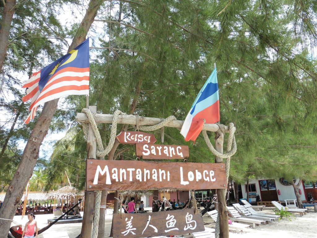 MANTANANI - het welkomstbord van de Mantanani Sayang Lodge waar we verbleven