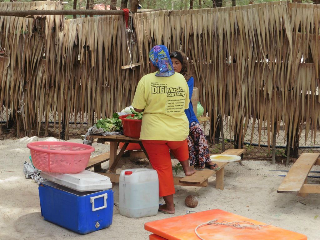 MANTANANI - twee vrouwen bezig met de lunch bij de Mantanani Sayang Lodge