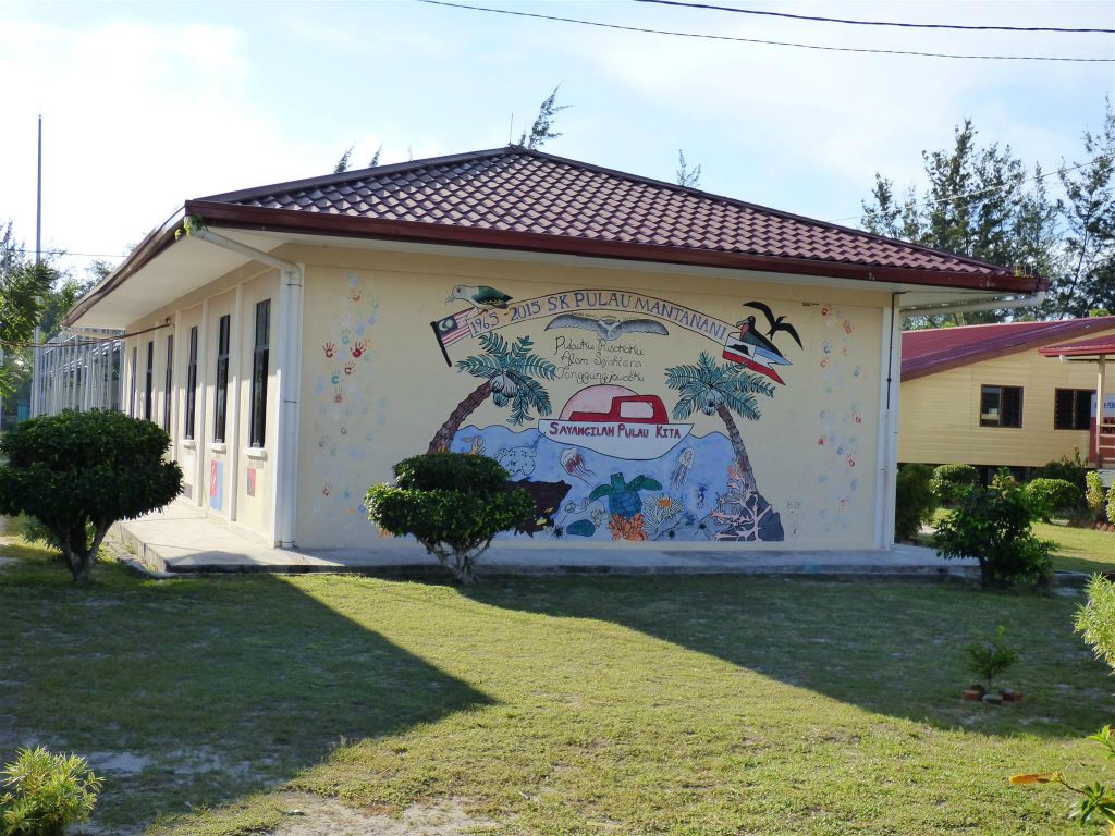 MANTANANI - een schoolgebouw bij de school van het eiland