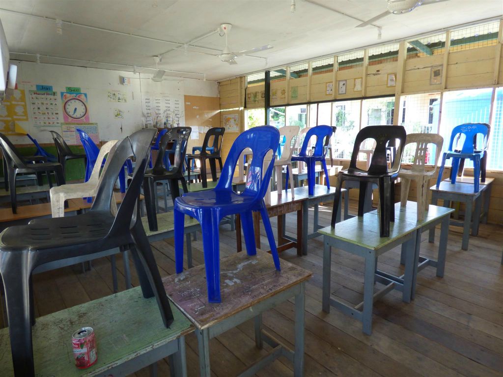MANTANANI - binnen in een klaslokaal bij de school