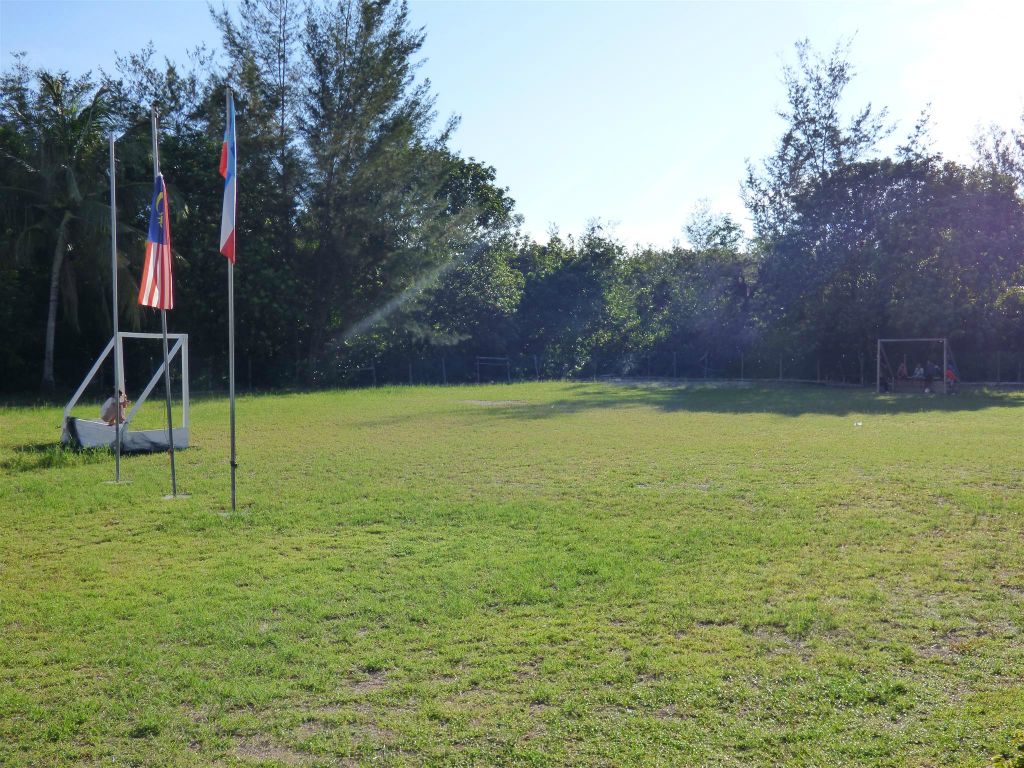 MANTANANI - het voetbalveld bij de school