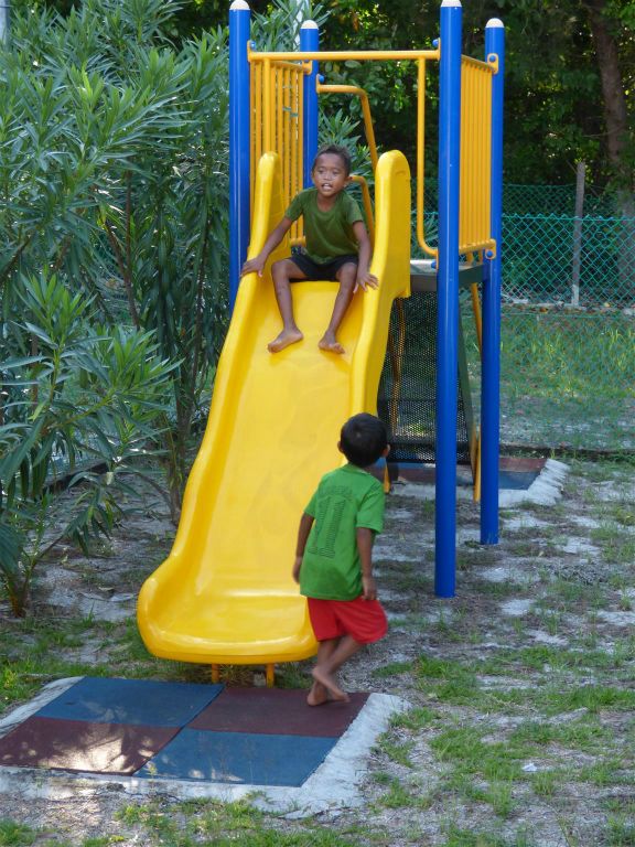 MANTANANI - twee kinderen aan het spelen op de glijbaan bij de school
