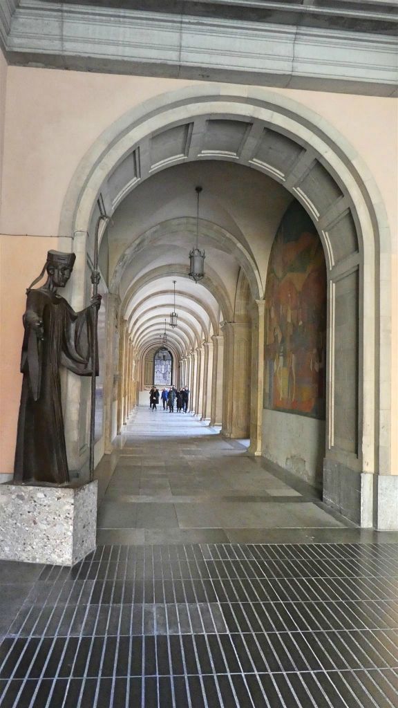 MONTSERRAT - een gang bij het klooster van Montserrat