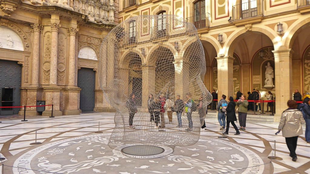 MONTSERRAT - het kunstwerk  'Anna' van de Spaanse beeldhouwer Jaume Plensa