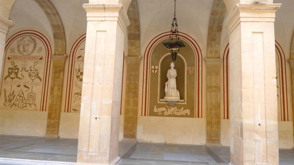 MONTSERRAT - een gang bij het klooster van Montserrat
