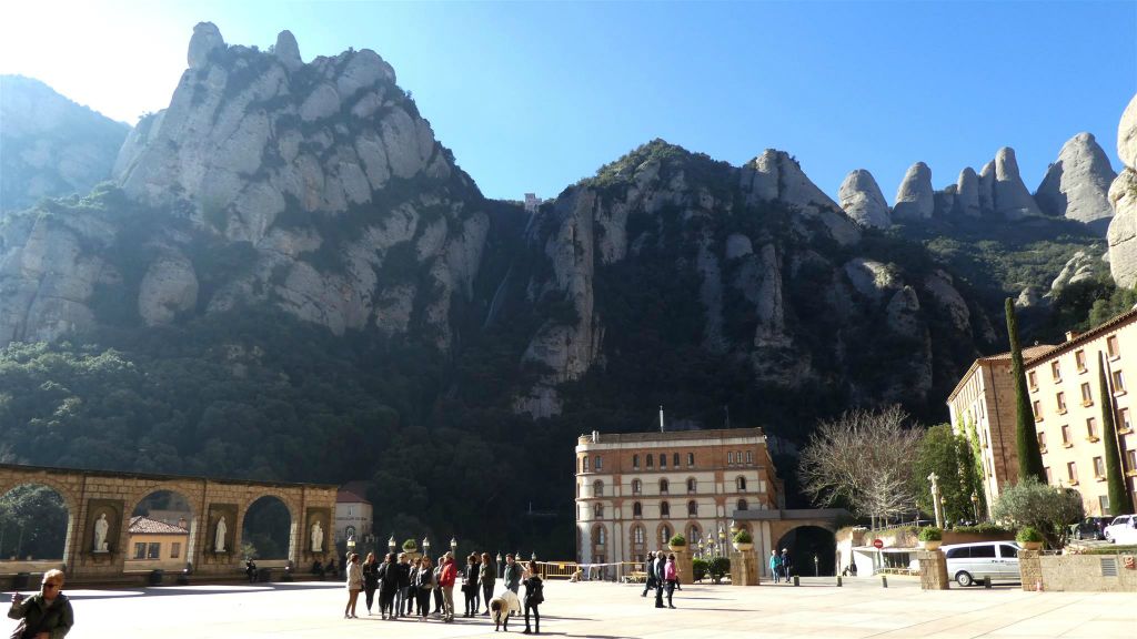 MONTSERRAT - het plein voor het klooster van Montserrat