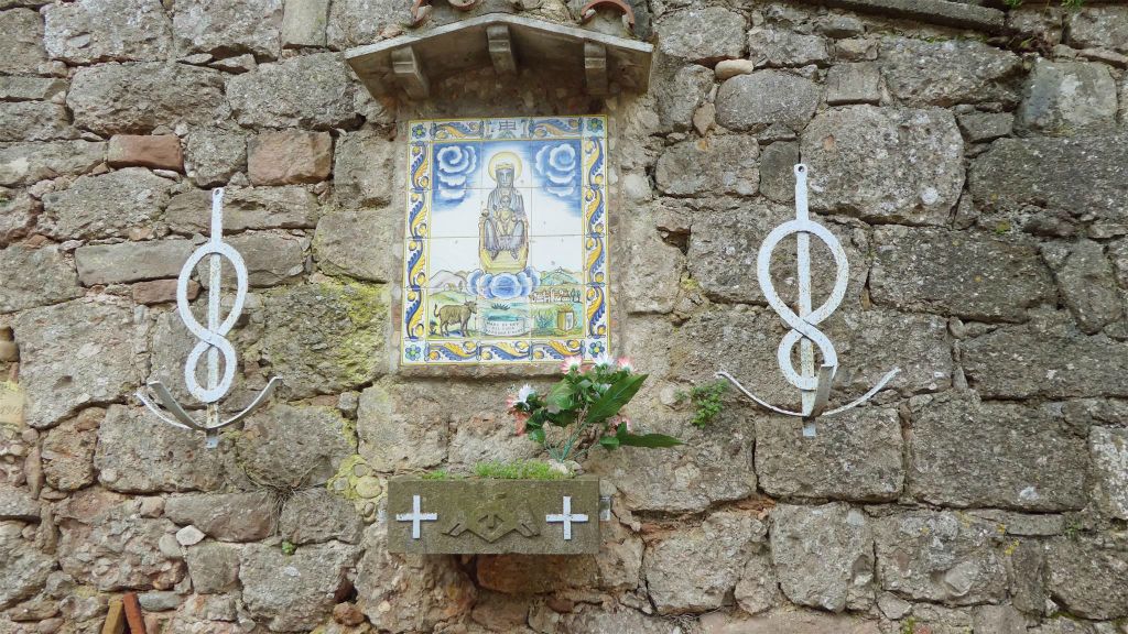MONTSERRAT - een gedenksteen langs het pad van de Degotalls