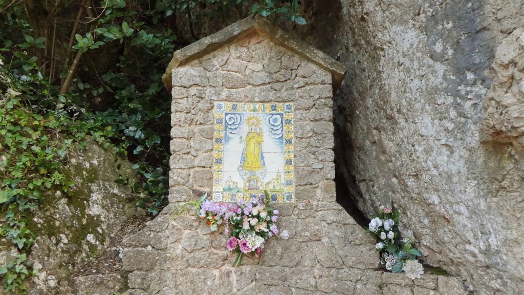 MONTSERRAT - een gedenksteen langs het pad van de Degotalls
