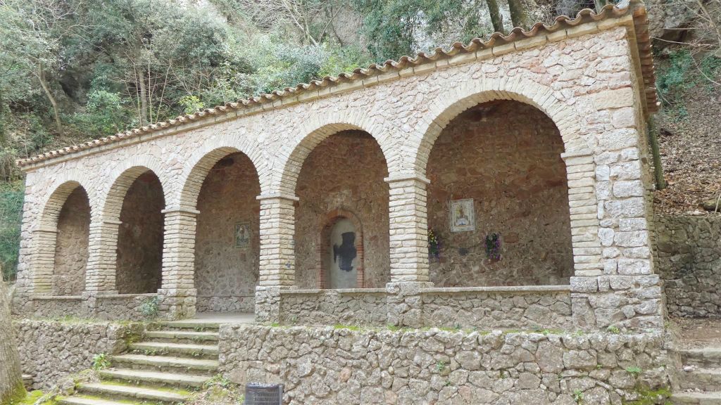 MONTSERRAT - een loggia langs het pad van de Degotalls