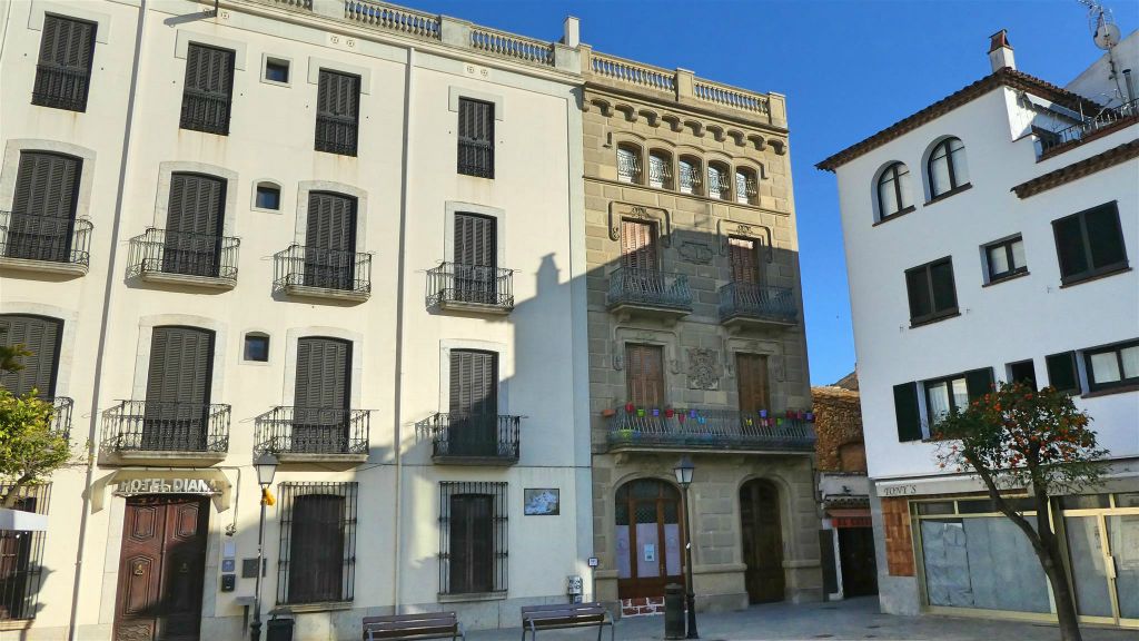 TOSSA DE MAR - enkele gebouwen bij het plein Plaça Espanya