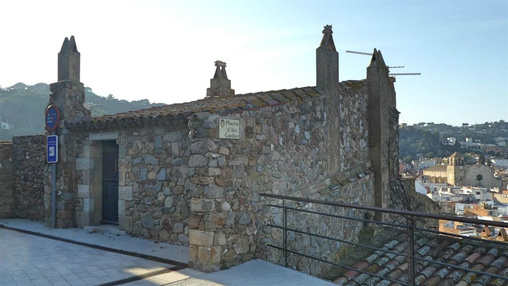 TOSSA DE MAR - een gebouw aan het Ava Gardner-plein