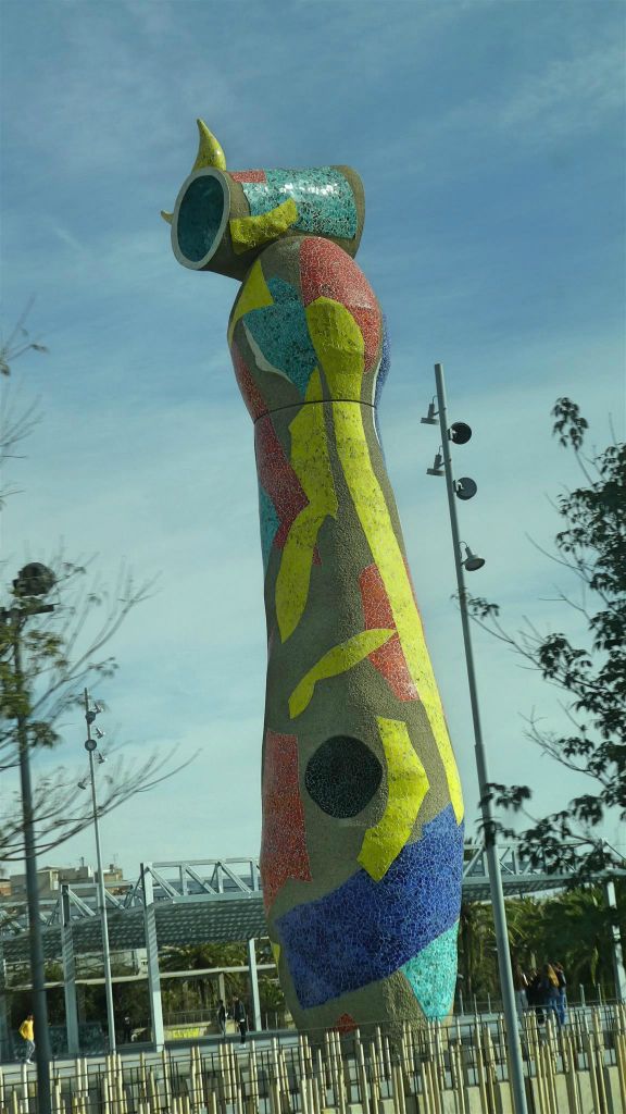 BARCELONA - het kunstwerk 'Dona i Ocell' gemaakt door Joan Miró