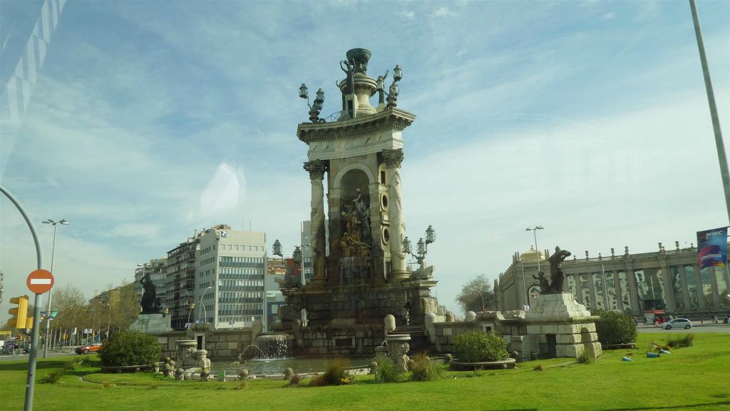 BARCELONA - het verkeersplein Plaça d'Espanya
