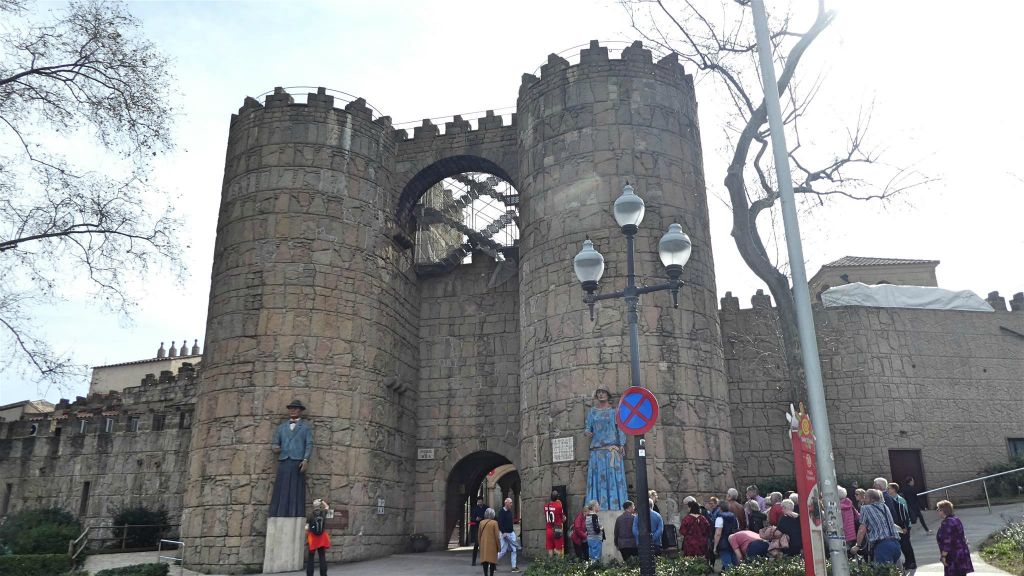 BARCELONA - de toegangspoort van het openluchtmuseum het Spaanse dorp
