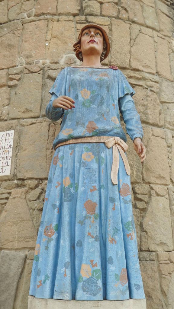 BARCELONA - een pop bij de toegangspoort van het openluchtmuseum het Spaanse dorp