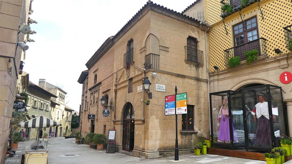BARCELONA - binnen bij het openluchtmuseum het Spaanse dorp