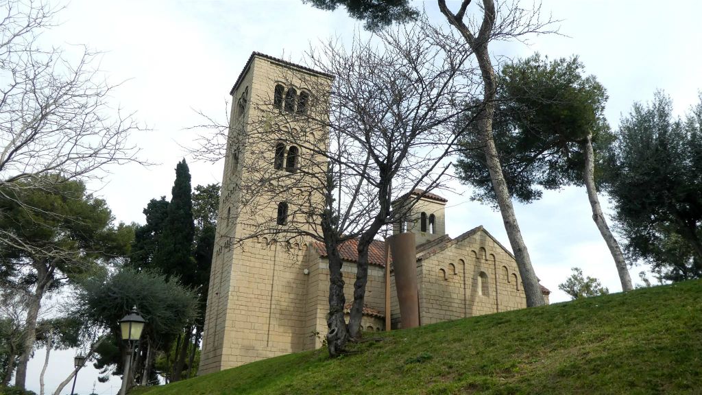 BARCELONA - een romaanse kerk bij het openluchtmuseum het Spaanse dorp