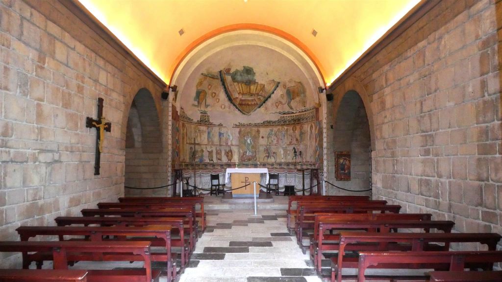 BARCELONA - binnen in de romaanse kerk bij het openluchtmuseum het Spaanse dorp
