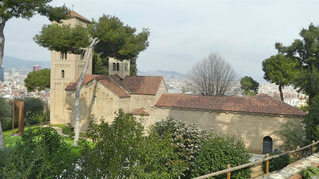 BARCELONA - de romaanse kerk bij het openluchtmuseum het Spaanse dorp
