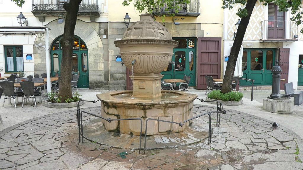 BARCELONA - een fontein bij het openluchtmuseum het Spaanse dorp
