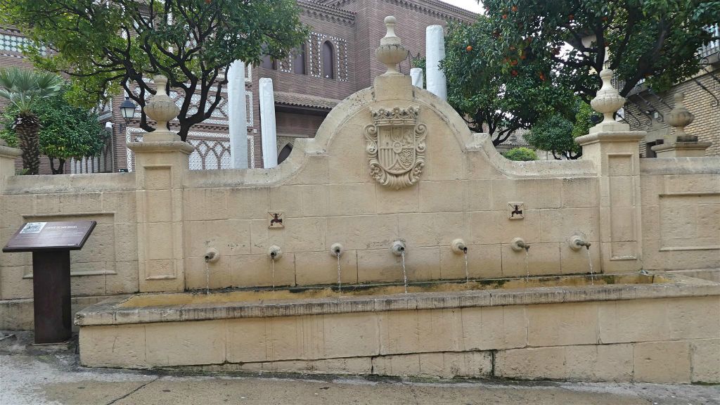 BARCELONA - een fontein bij het openluchtmuseum het Spaanse dorp