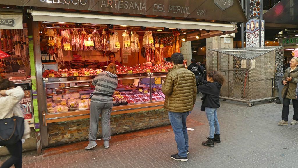 BARCELONA - een vleeskraam op de Mercat de la Boqueria versmarkt