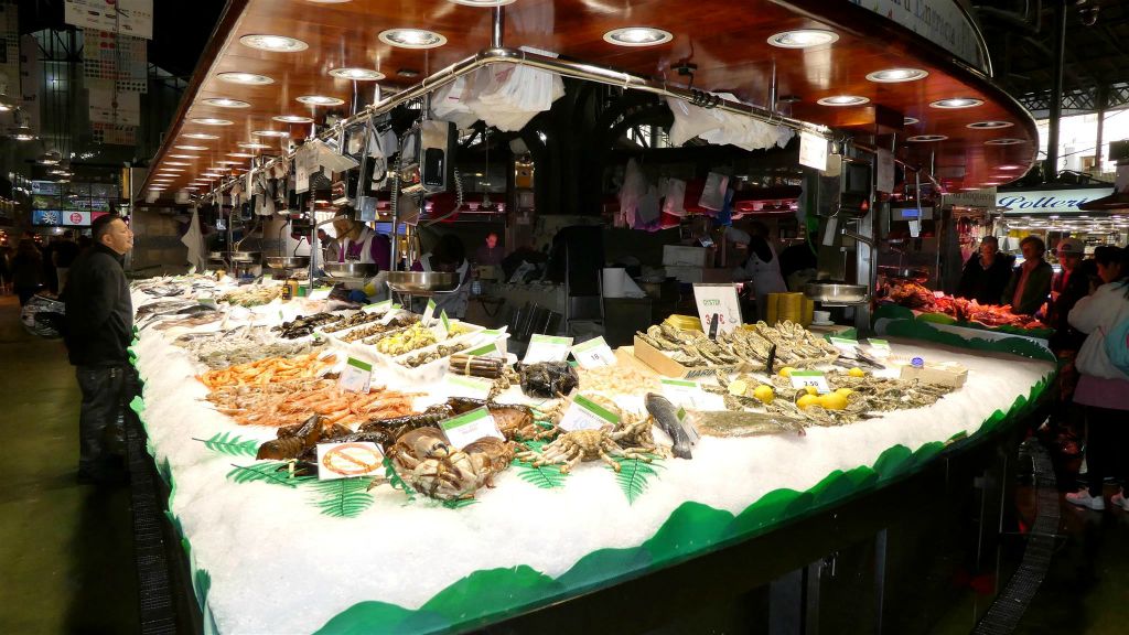 BARCELONA - een viskraam op de Mercat de la Boqueria versmarkt