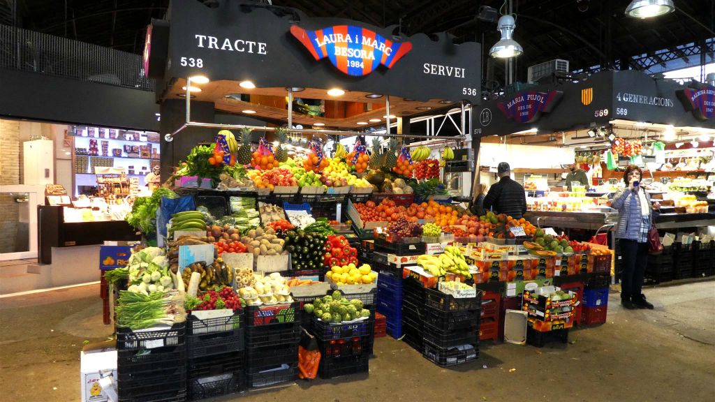 BARCELONA - een groente en fruitkraam op de Mercat de la Boqueria versmarkt