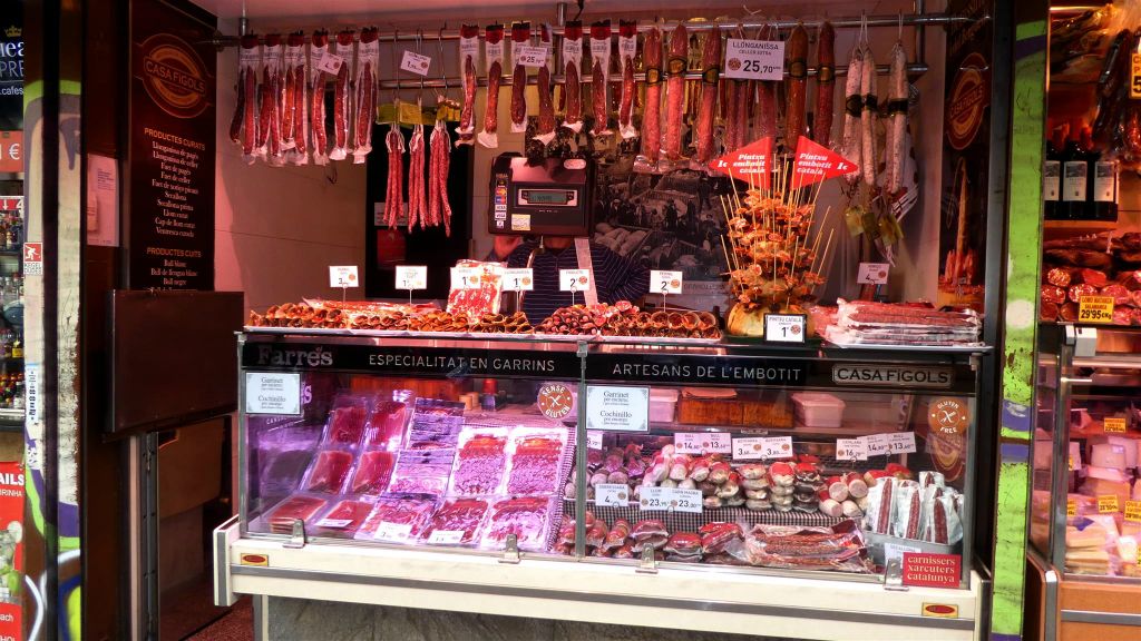 BARCELONA - een vleeskraam op de Mercat de la Boqueria versmarkt