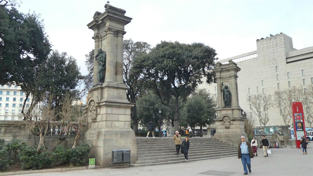 BARCELONA - een ingang van het plein Plaça de Catalunya