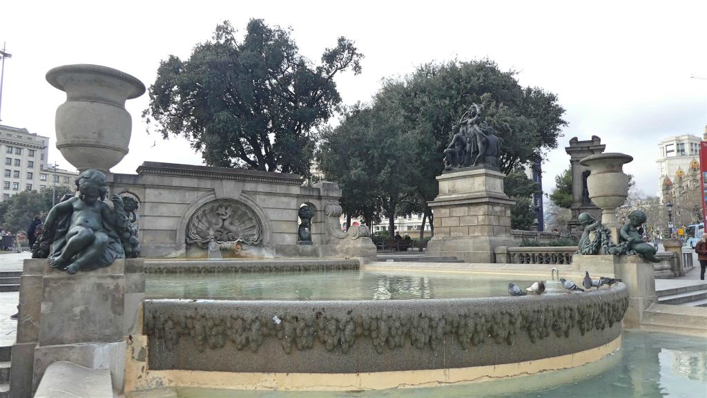 BARCELONA - een fontein bij het plein Plaça de Catalunya