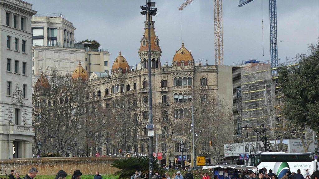 BARCELONA - een winkelcentrum aan de Passeig de Gràci straat