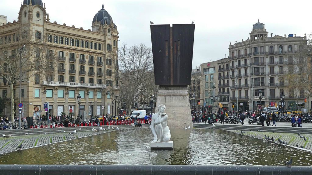 BARCELONA - een fontein op het plein Plaça de Catalunya