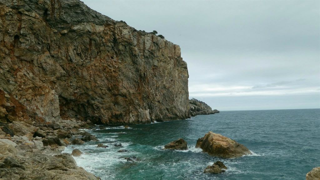 l'ESTARTIT - de rotsen langs de kust