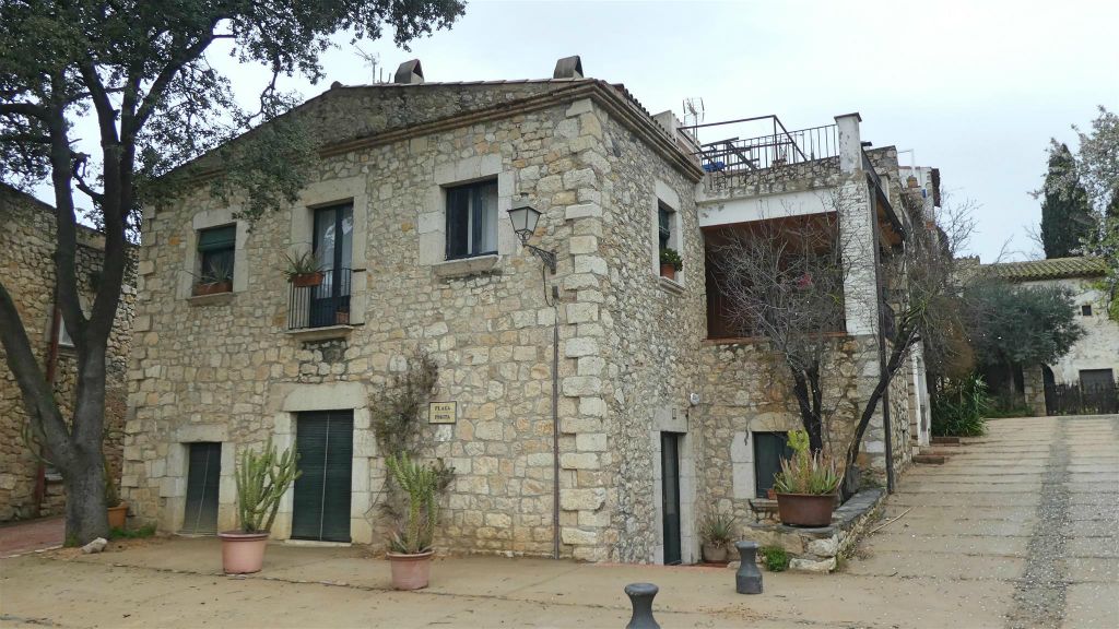SANT MARTÍ D'EMPÚRIES - een woning aan het plein Plaça Petita
